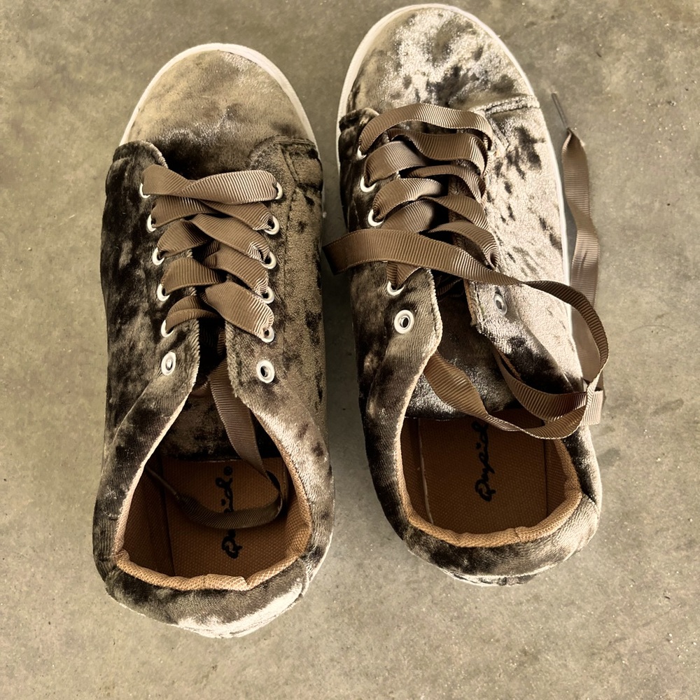 Qupid size 6 shoes, shiny velvety material